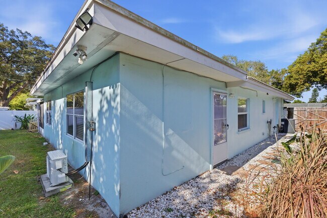 Building Photo - 2039 Pine Ridge Dr