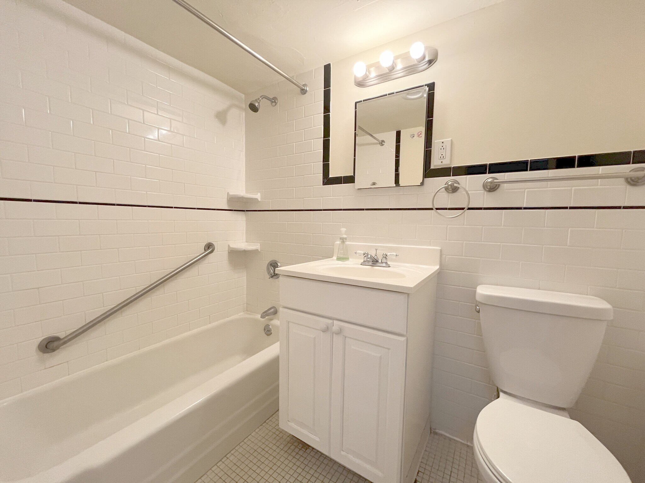 Building Photo - 75 Monmouth St