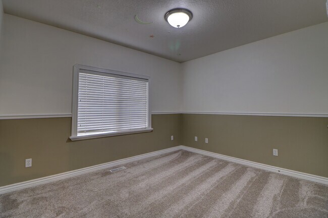 Building Photo - New reduced rent!