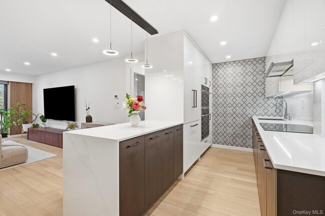 Building Photo - 560 Halstead Ave