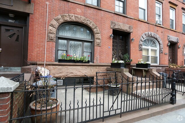 Building Photo - 532 Henry St