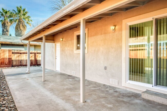 Building Photo - Goldenwood
