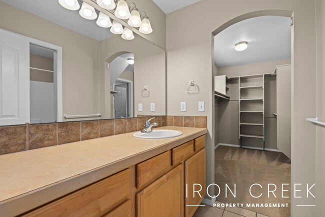 Building Photo - Quiet Abode in Prime Location with Easy Ac...