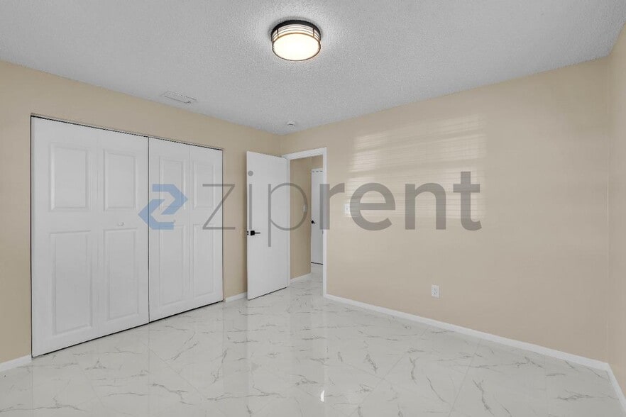 Building Photo - Unit B
