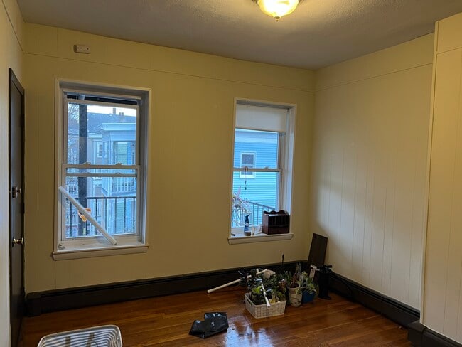 Building Photo - 10 Hyde Park Ave