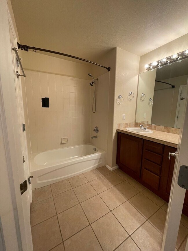 Building Photo - 2 bed/1 bath Townhome with Garage, Pool, Clubhouse