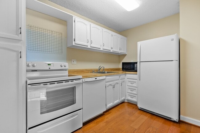 Building Photo - Spacious Renovated Dupont Circle Condo Walking Distance to Metro!