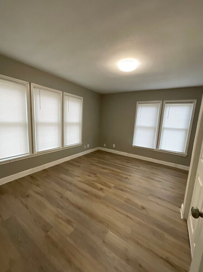 Building Photo - Stunning 3BR/1BA Home - HUGE fenced-in Backyard!