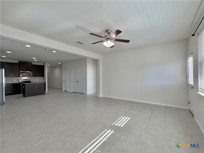 Building Photo - 320 La Escalera Dr