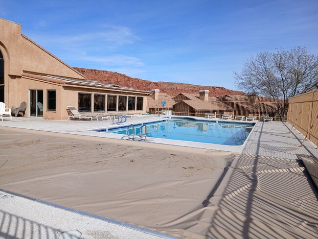 Building Photo - Pool, pickleball, views plus 3 bed 2 bath home.