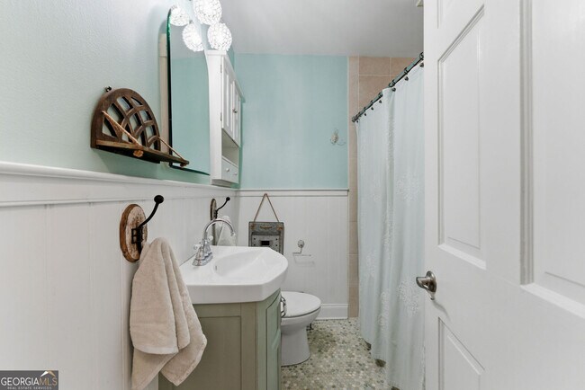 Building Photo - 302 Hascall Rd NW