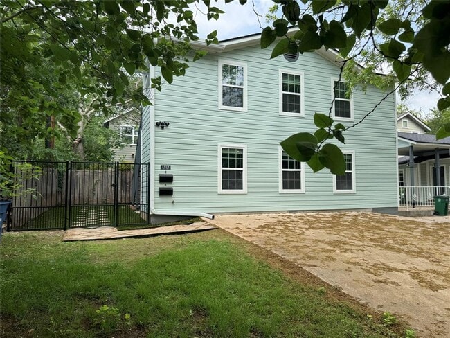 Building Photo - 1604 W 40th St