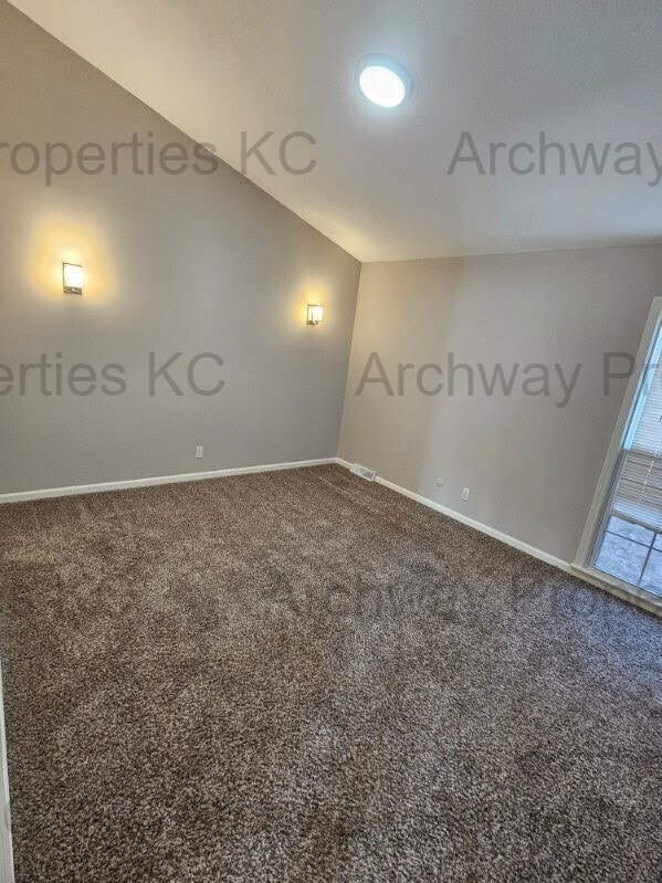 Building Photo - 1600 W Elm Terrace
