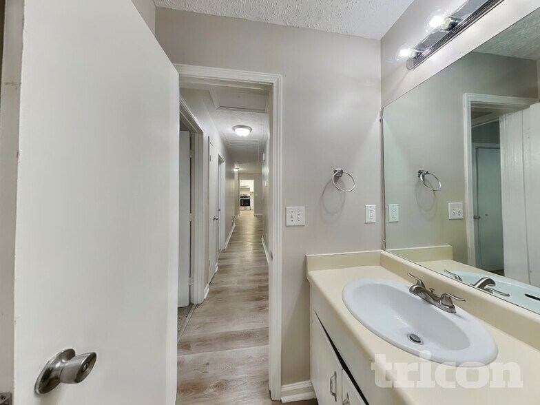 Building Photo - 3376 Poplar Dr