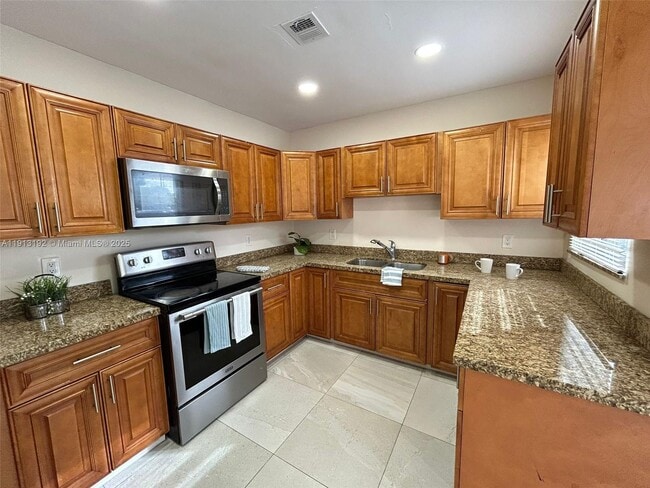 Building Photo - 610 E 8th Ave