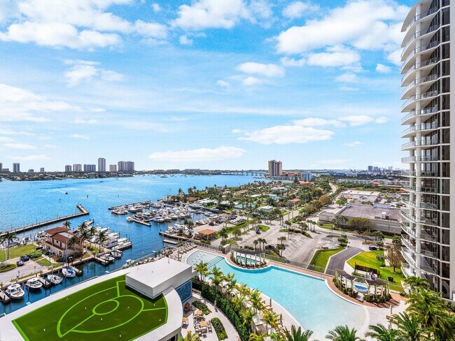 Building Photo - 220 Lake Shore Dr