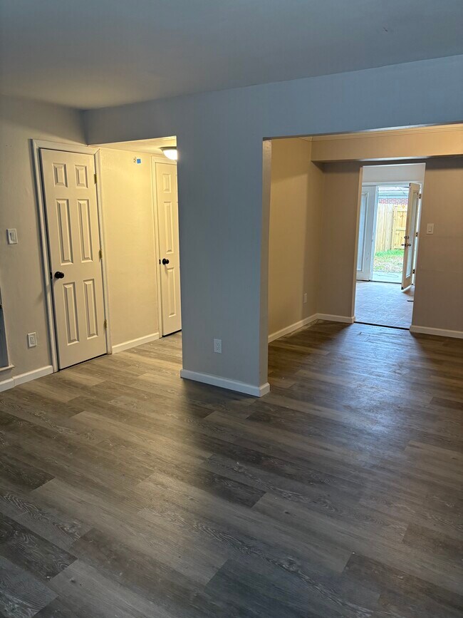 Building Photo - 813 S Grosvenor Ct