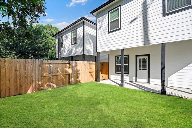 Building Photo - 1071 St Clair St