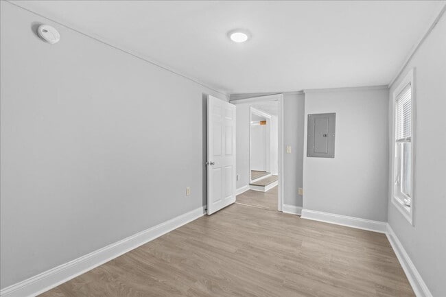 Building Photo - Newly Renovated 3 bedroom home in Burlington