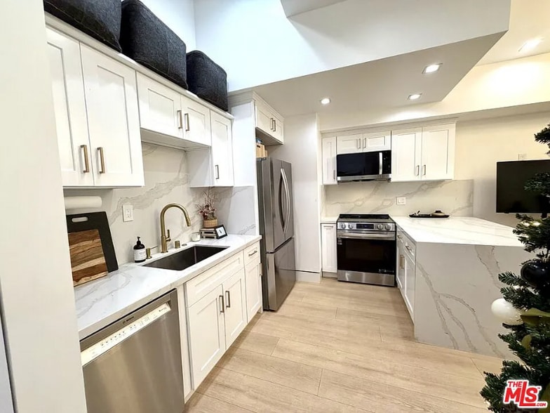 Building Photo - 5561 1/2 El Canon Ave