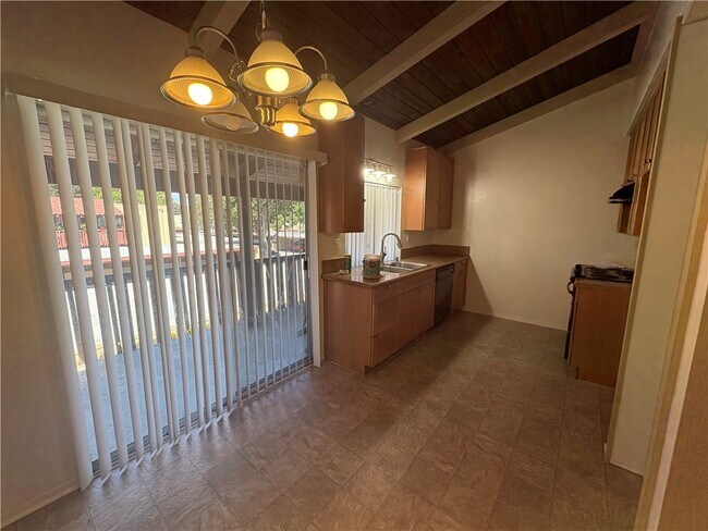 Building Photo - 1030 W MacArthur Blvd