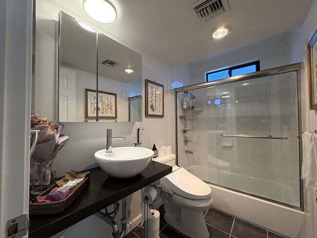 Building Photo - Beautiful 2-Bedroom Corner Condo in Downtown Palo Alto