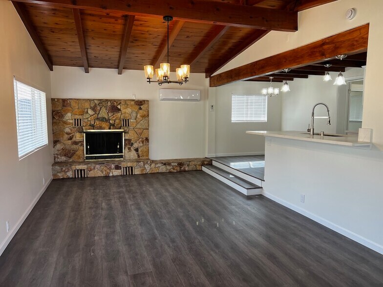 Building Photo - 367 Sirretta St