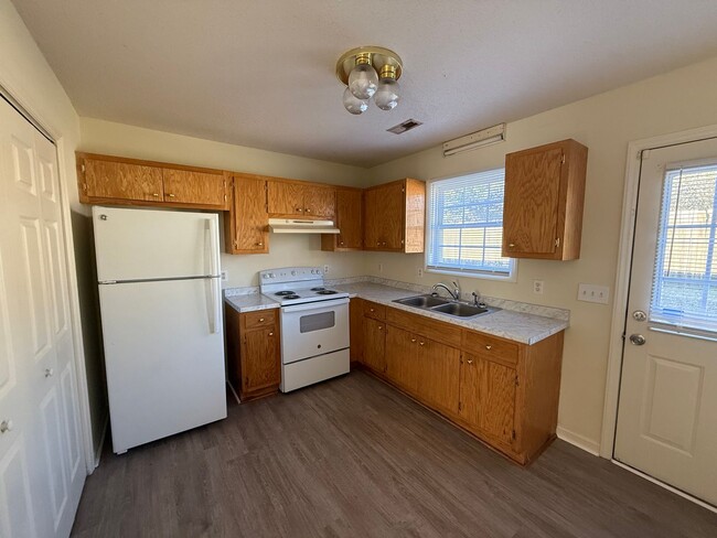 Building Photo - Two bedroom, 1 bath apartment in Graham (Park Place Apts)