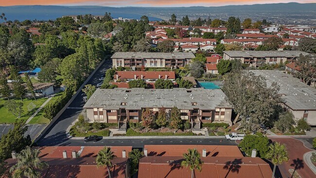 Building Photo - Upstairs Bright 2 bedroom Condo