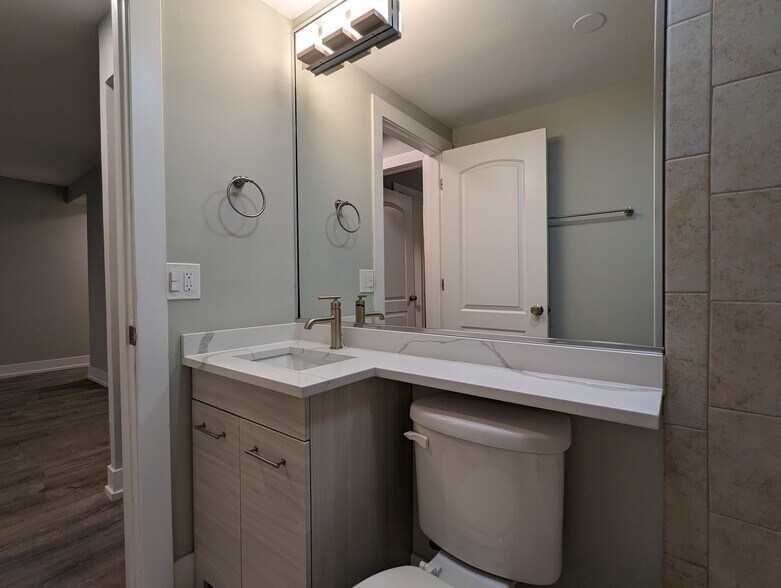 Building Photo - 456 W Barry Ave