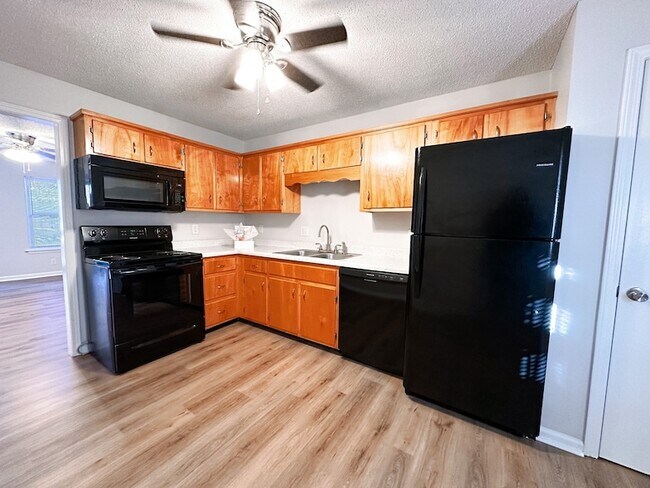 Building Photo - 470 Martha Ln