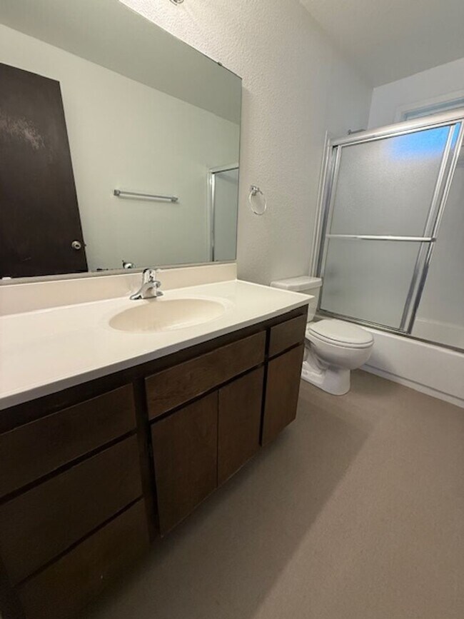 Building Photo - Alfi 3510 4-plex - Everett