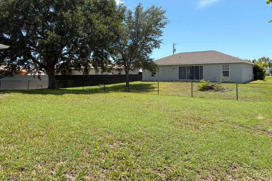 Building Photo - 2124 NW 18th Ave