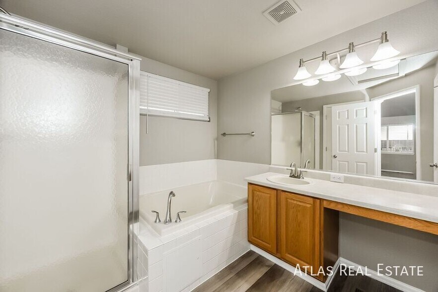 Building Photo - 5566 Vermillion Bluffs Dr