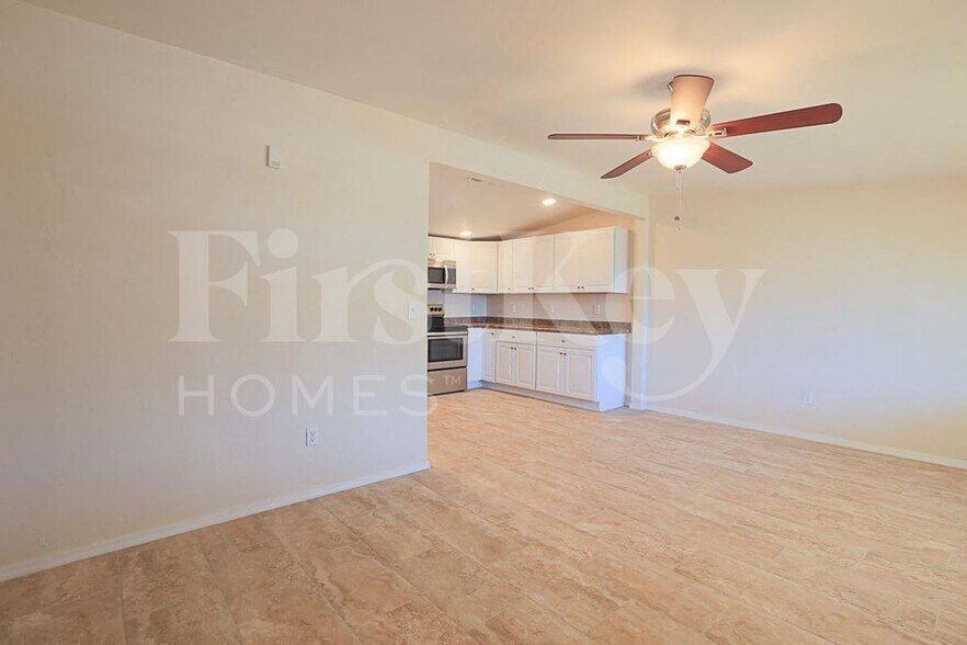 Building Photo - 1124 W Cinnabar Ave