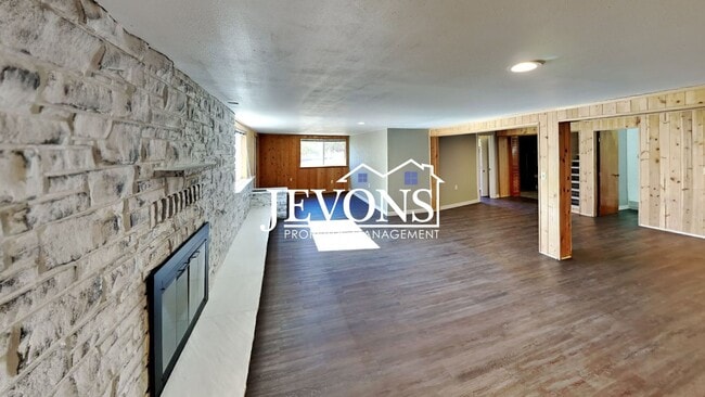 Building Photo - Near Randall Park - Charming home with two kitchens and washer/dryer included!