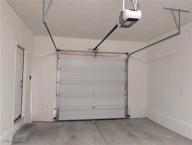 Building Photo - 6114 Scarlet Leaf St