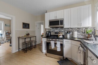 Building Photo - HUGE THREE BED IN SOMERVILLE!!!!!!!!