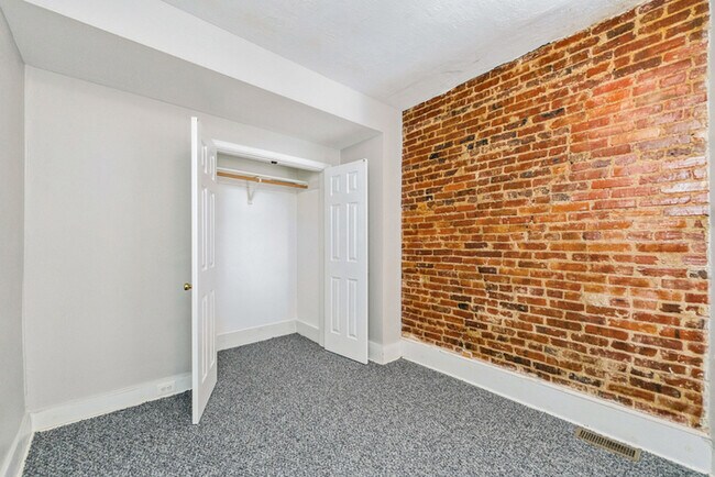 Building Photo - 3 Bedroom Townhome