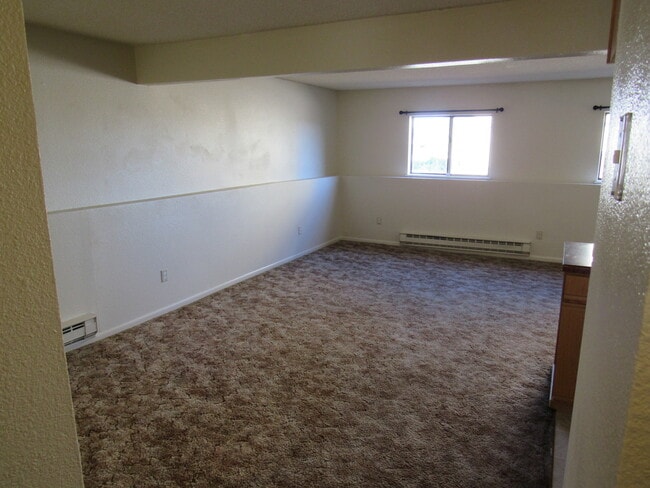Building Photo - Spacious 2 bedroom 1 bath apt.