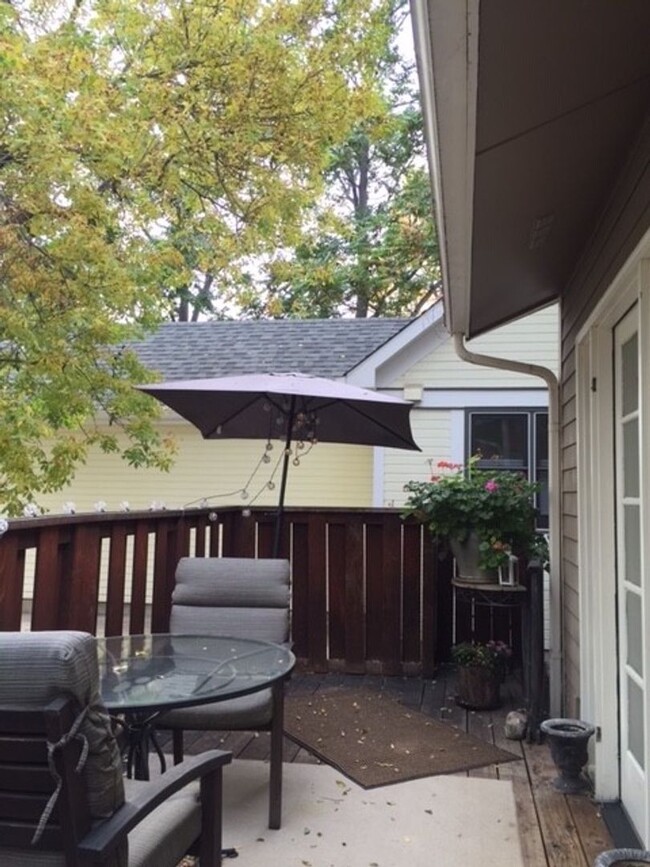 Building Photo - Exquisite 2 Bedroom 2 Bath Excellent Locat...