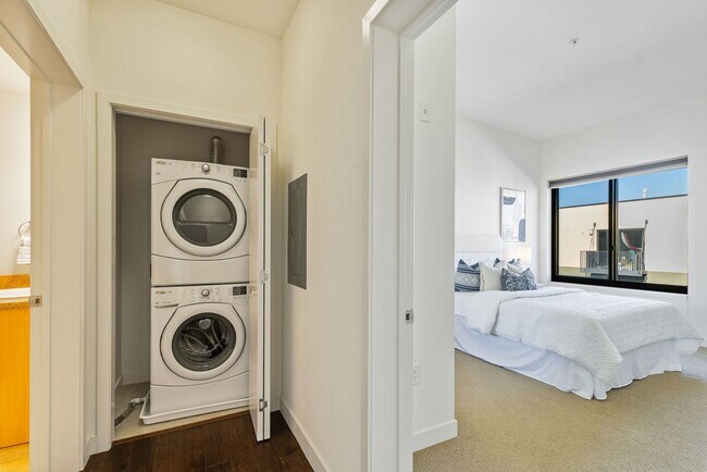 Building Photo - Spacious & Sunny Condo at Plant 51 in Down...