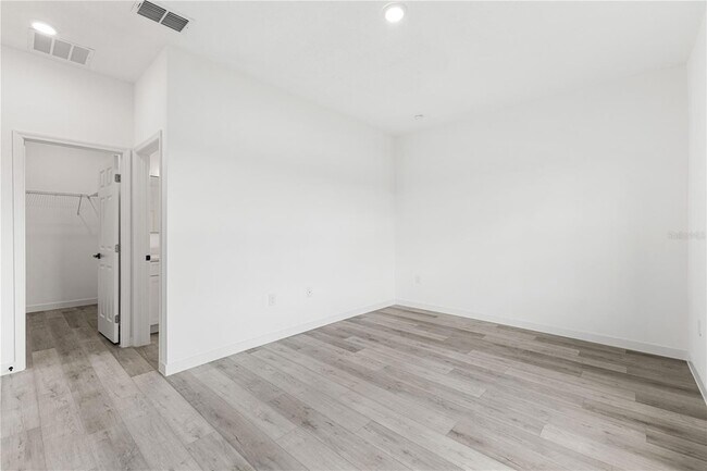 Building Photo - 716 Desmoines Dr