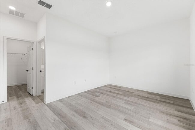 Building Photo - 833 Colville Dr