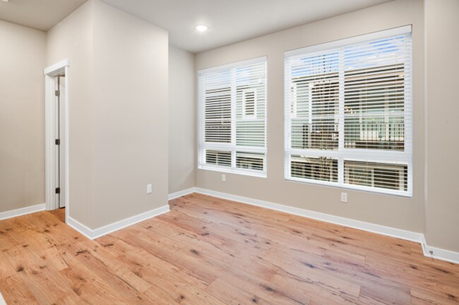 Building Photo - Kenmore Townhome | 4 Bed 3.5 Bath | $3,725