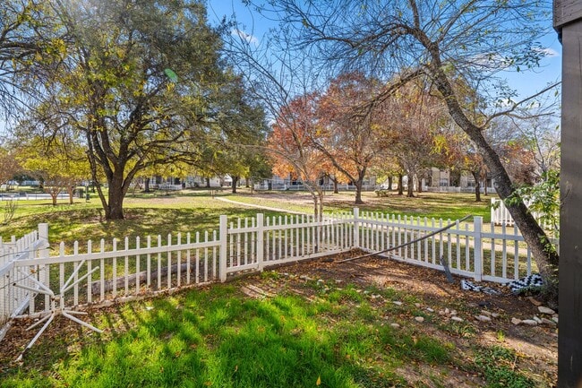 Building Photo - River Crossing ATX - Townhome - 2bd/2.5ba - W/D - Close to Downtown - $1395