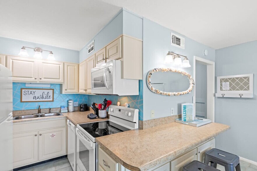 Building Photo - 5004 S Thomas Dr