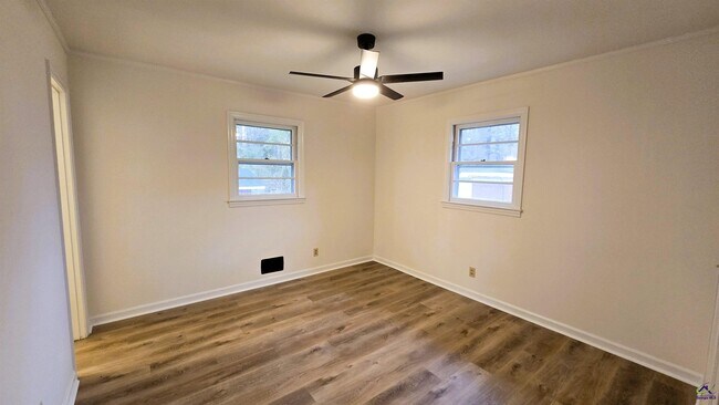 Building Photo - 4035 Meadowbrook Dr