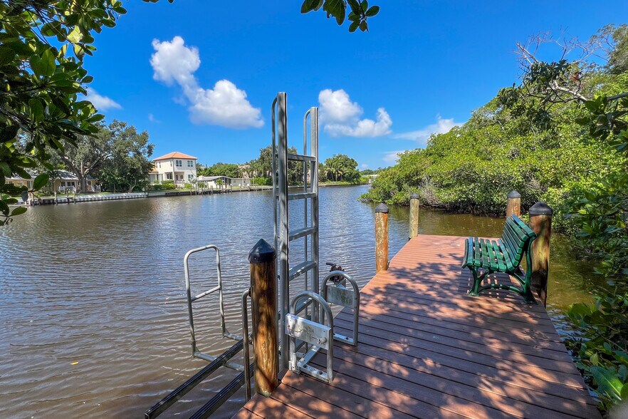 Building Photo - 850 S Tamiami Trl