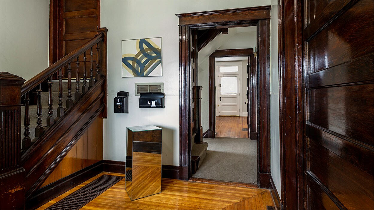 Foyer looking through to kitchen - 532 Riddle Rd